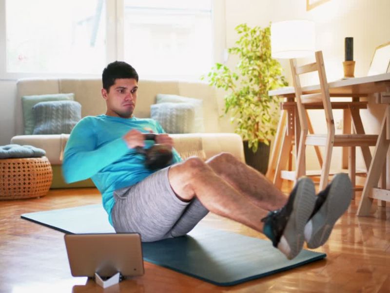 Osnovne vežbe su čučnjevi, sklekovi, trbušnjaci i plank, dok napredne uključuju jump čučnjeve, bugarske iskorake, zgibove i deadlift s opterećenjem.